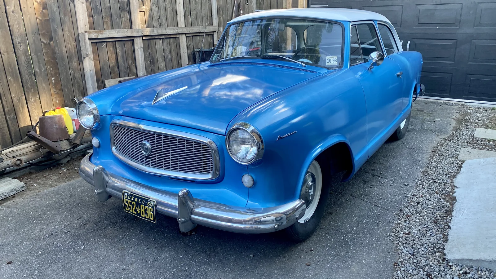 Volvo classique bleue et blanche vue de trois quarts avant